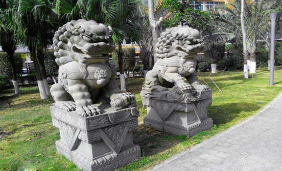 關于墓地的石獅子下