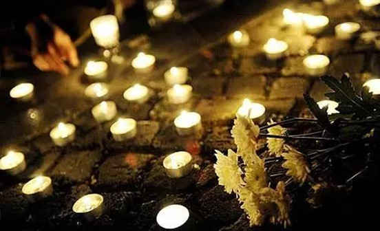 不進(jìn)墓地的棺材用四樹支撐